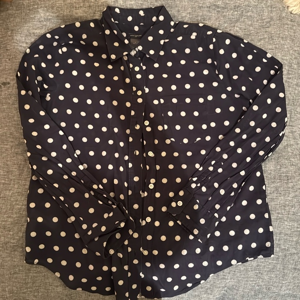 Ann Taylor - Button Down Collared Shirt | Size Small | Navy & White Polka Dots